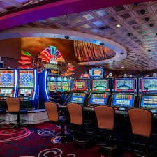 Màn hình live casino trực tuyến với nhiều lựa chọn game tại r99